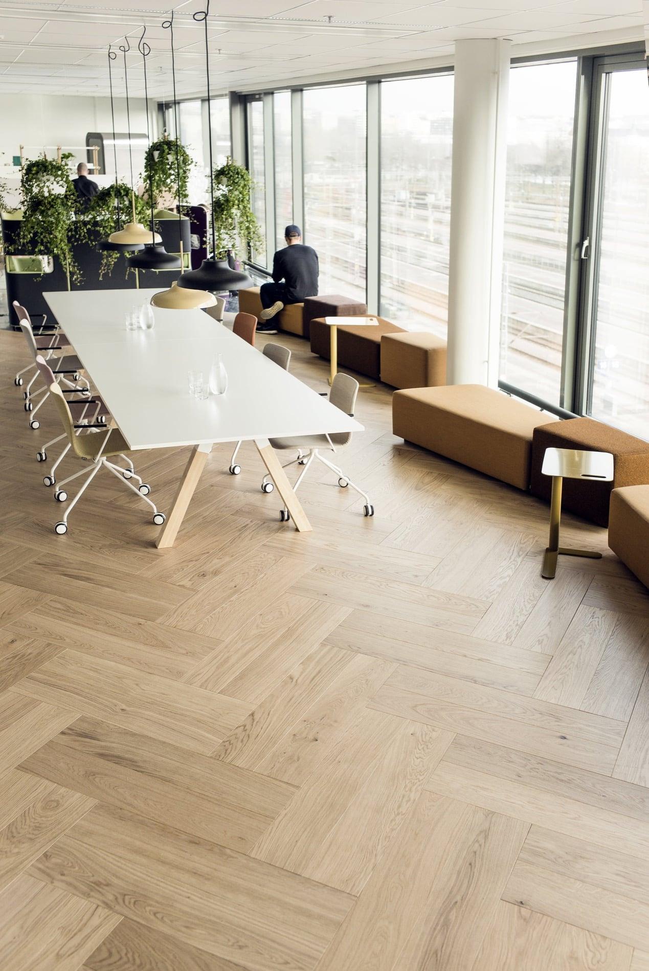 Timberwise-parketti-puulattia-wooden-floor-design-parquet-double-kalanruoto-herringbone-fishbone-Tammi-Oak-Nordic_pysty2